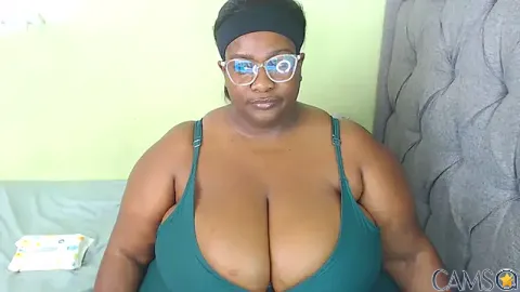 bustytitsxxx’s Stripchat Profile Image